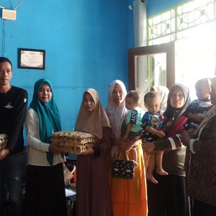 cegah stunting Desa Mataraman menyalurkan bantuan telur dari Dinas Kesehatan Provinsi Kal-Sel